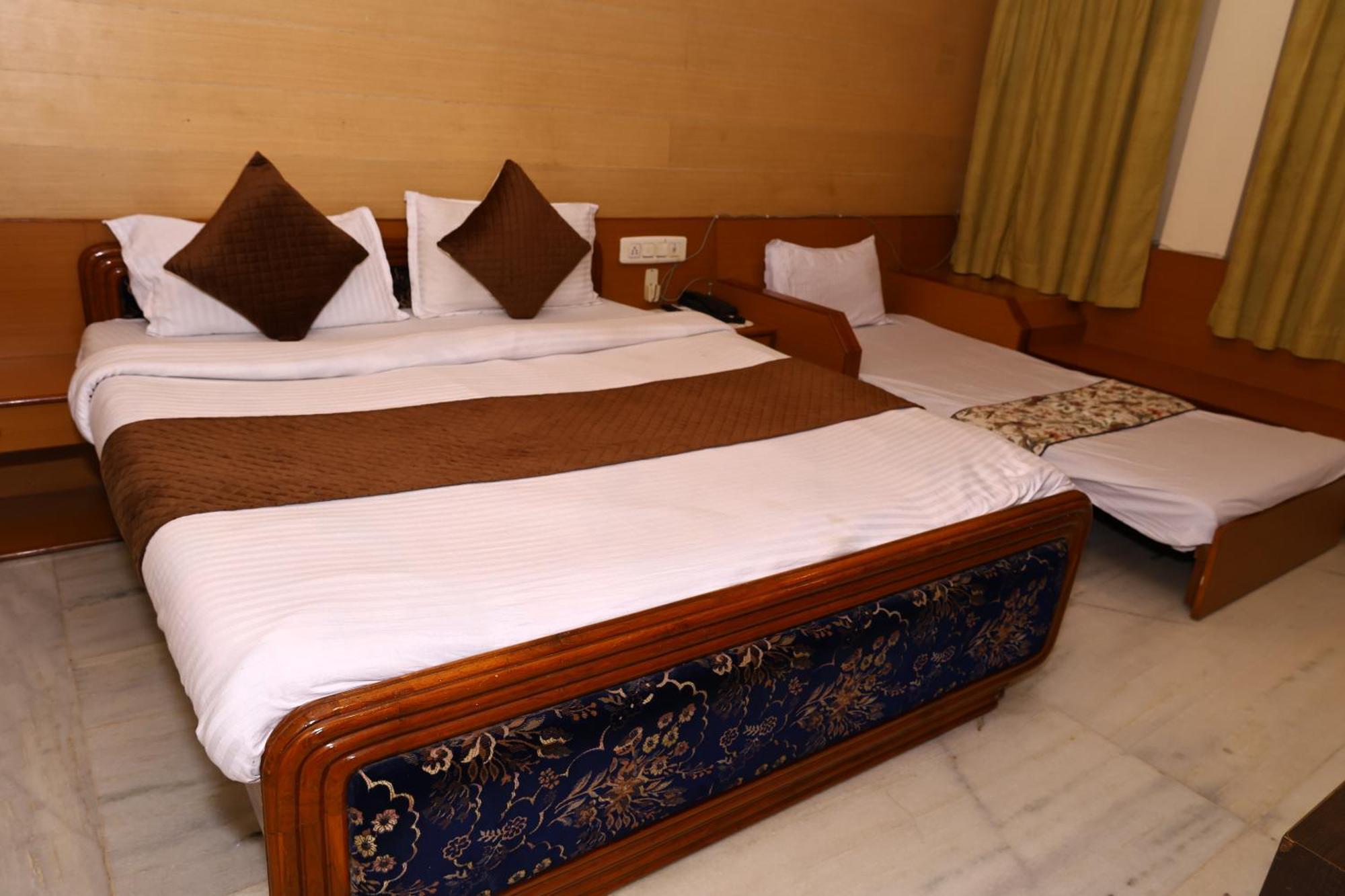 Hotel Suncity By Sharnam Nathdwara Bagian luar foto